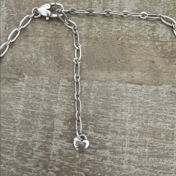 Elegant Silver Heart Necklace - Picture 4 of 7